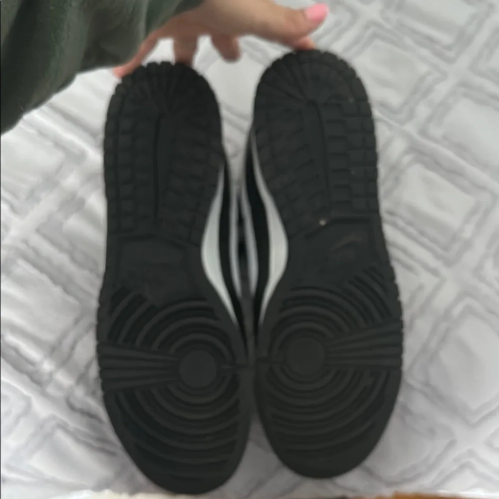 Nike Black and White Sneakers - Picture 4 of 6